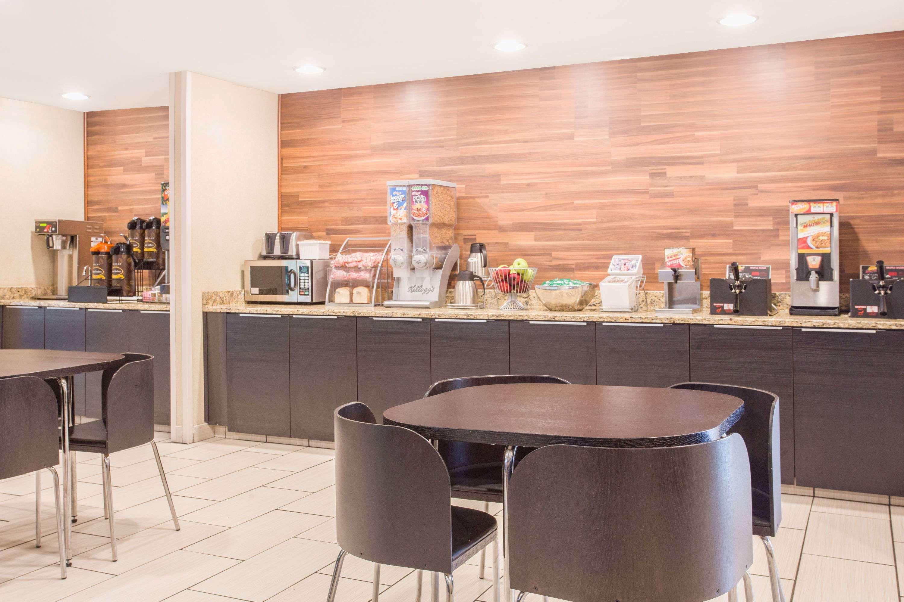 Super 8 By Wyndham Madison East Hotel Ngoại thất bức ảnh