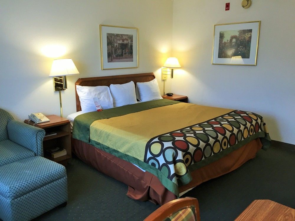 Super 8 By Wyndham Madison East Hotel Ngoại thất bức ảnh