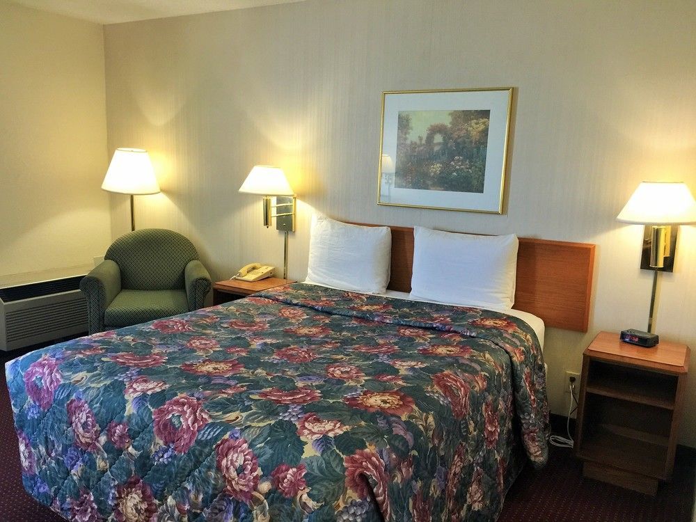 Super 8 By Wyndham Madison East Hotel Ngoại thất bức ảnh