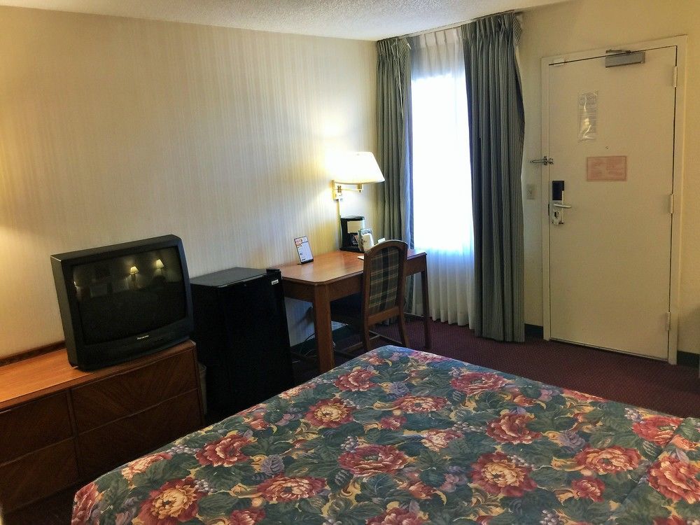 Super 8 By Wyndham Madison East Hotel Ngoại thất bức ảnh