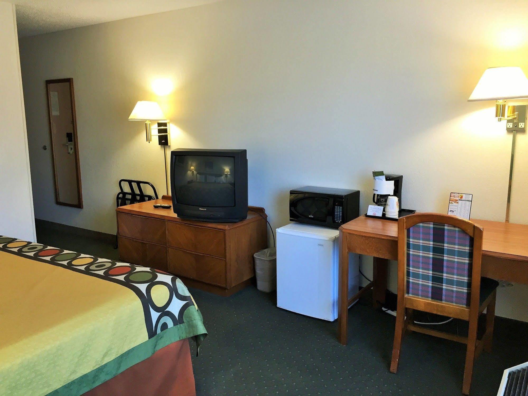 Super 8 By Wyndham Madison East Hotel Ngoại thất bức ảnh