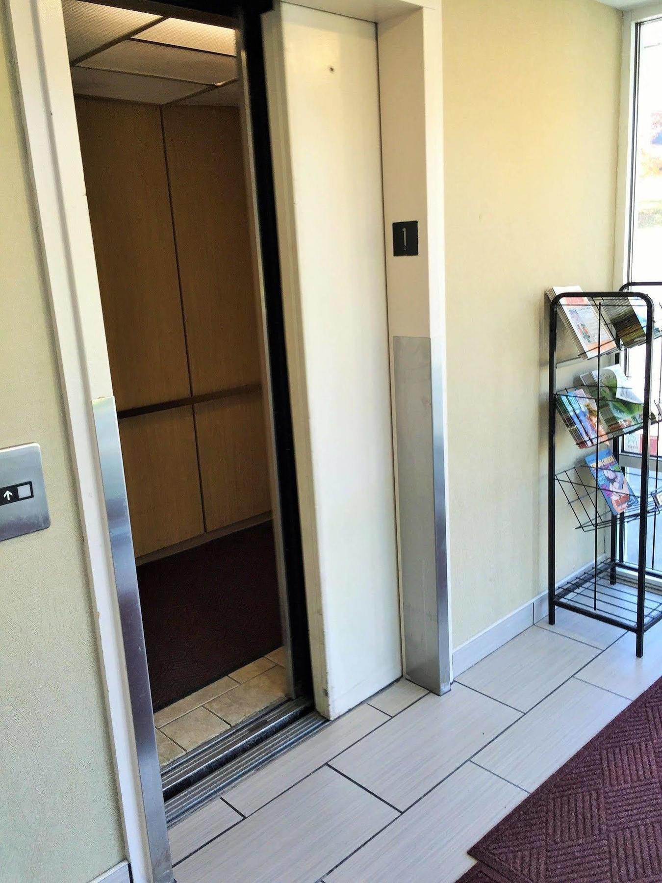 Super 8 By Wyndham Madison East Hotel Ngoại thất bức ảnh