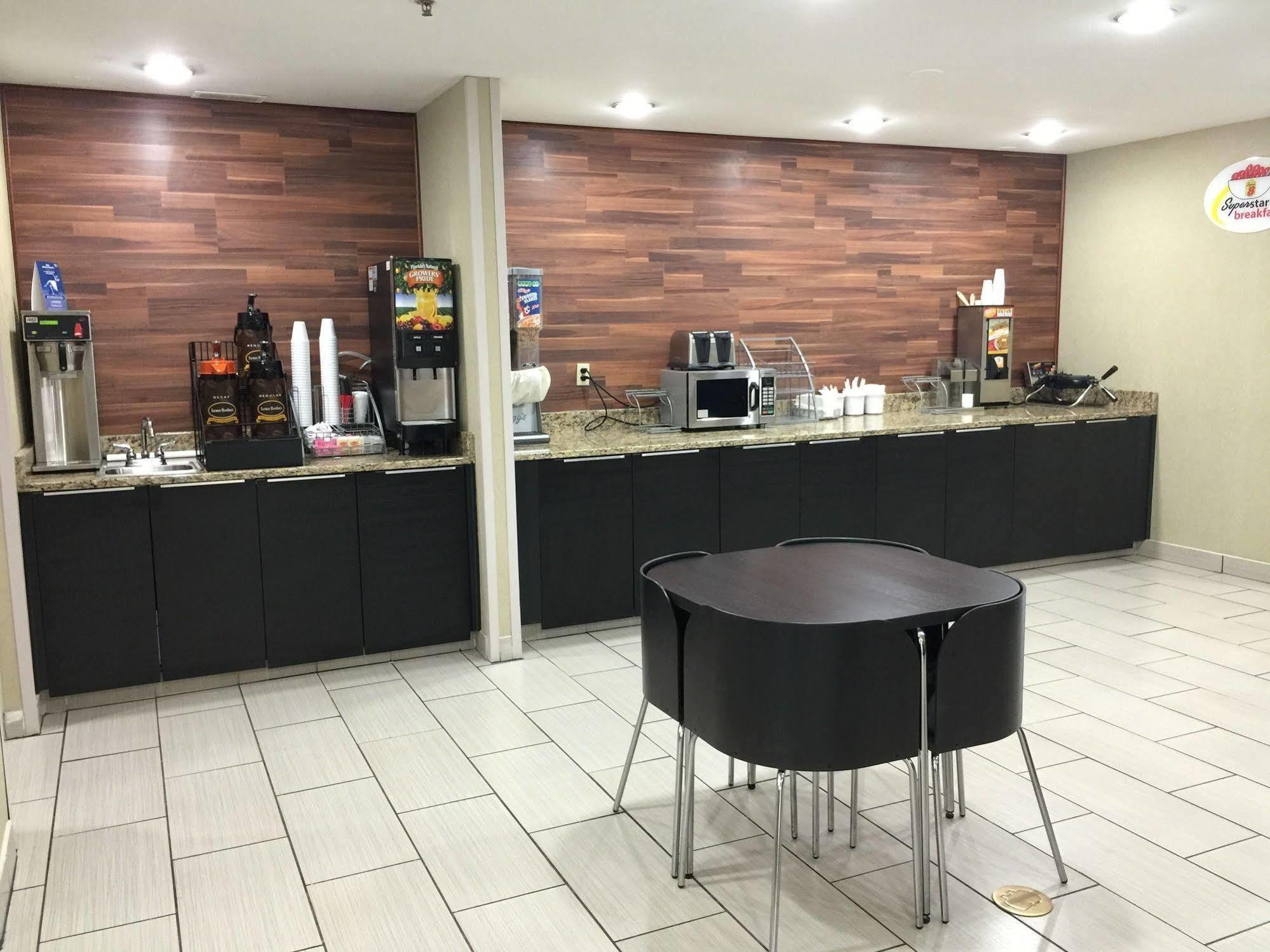 Super 8 By Wyndham Madison East Hotel Ngoại thất bức ảnh